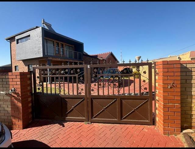 4 BEDROOM HOUSE FOR SALE IN COMMERCIA